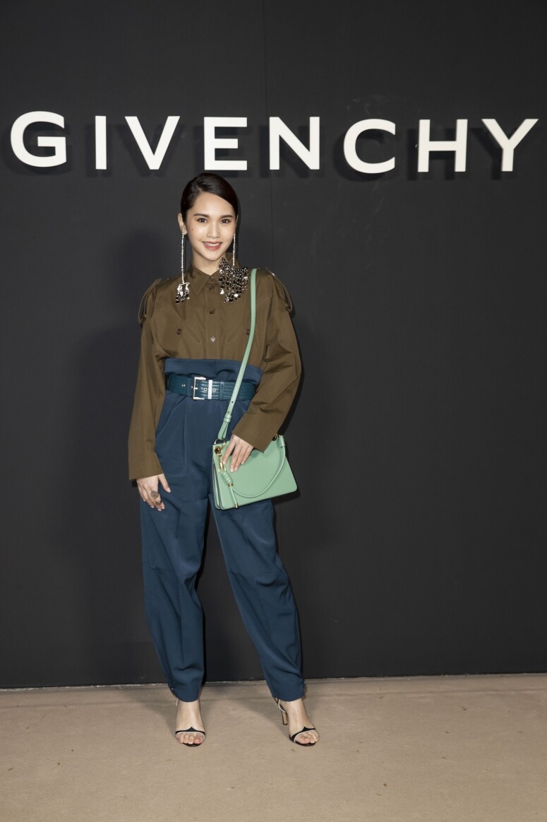穿上Givenchy的套裝盡顯女人味一身造型俐落有型的打扮在她身上散發出成