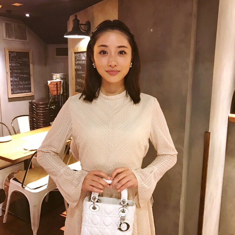 白色 lace 連色裙設計簡單
