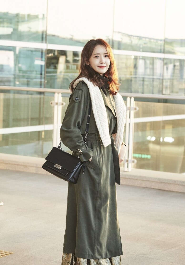少女時代潤娥前往紐約出席Michael Kors 2019秋冬紐約時裝周時，穿上軍綠色風衣