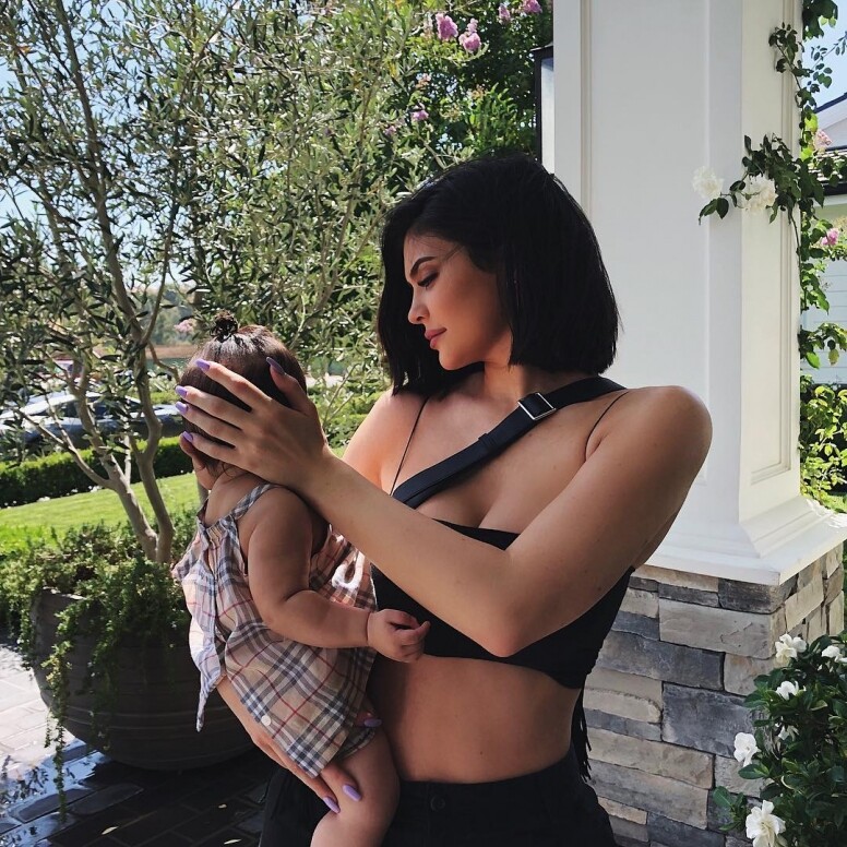 Stormi Webster 身穿 Burberry 連身裙