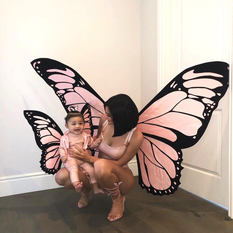 戴上蝴蝶翼的 Stormi Webster 展露出天真漫爛笑容