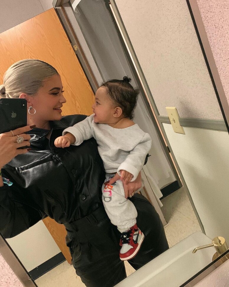 Kylie Jenner 與老公 Travis Scott 對潮牌的喜愛亦反顯在女兒穿搭上