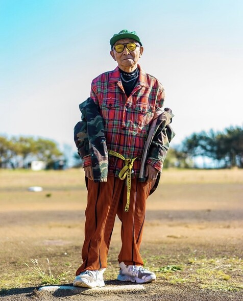 又是「不好好穿衣服」的造型，Tetsuya以迷彩褸撞紅色格仔恤衫，內搭黑色樽領上