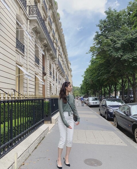 新木優子在工作時最常作清新的女性化打扮，私下就時而走貼地的文青