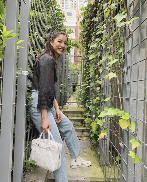 新木優子經常無限使用同一單品，像這個Comme des Garcons白皮袋就是她近期最愛