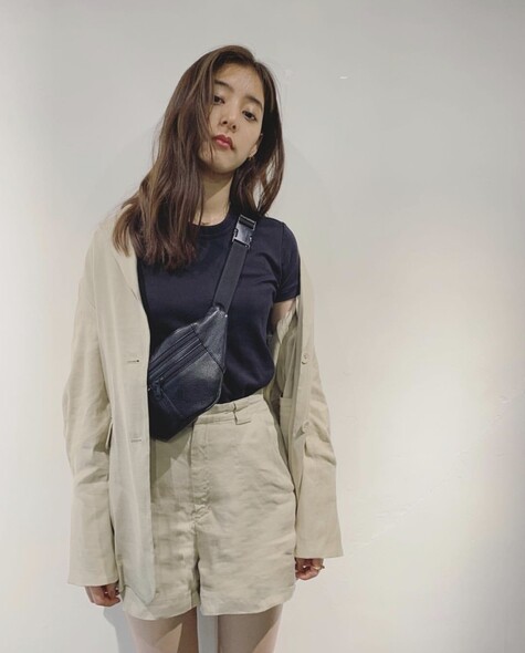 連不到百元的Uniqlo T恤，新木優子也會穿啊！襯上麻色西裝外套與短褲co-ord