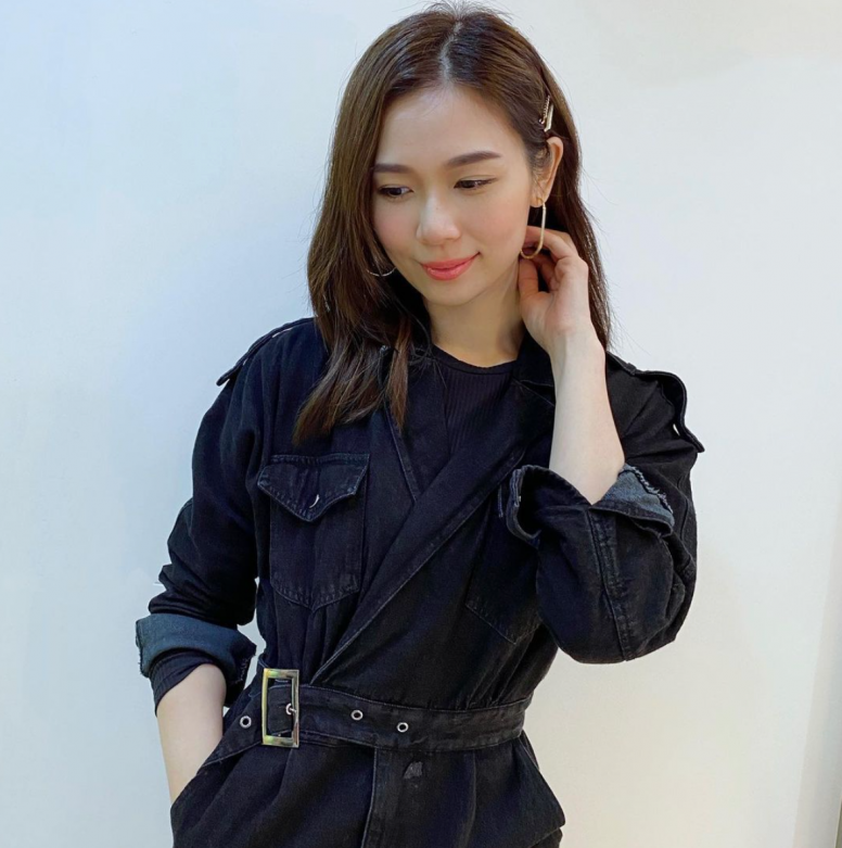 經常看YouTube的女生們應該知道，楊秀惠最近在YouTube分享她的營商之道，以及如何在網店賺取一億元。 如果你的工種是創意或市場推廣之類，編輯建議可以穿黑色牛仔單品，營造一種時尚醒目造型。你可以跟楊秀惠配戴金色髮夾及耳環，平衡formal及casual感覺。