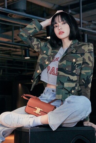 身為Celine全球品牌代言人的BLACKPINK Lisa搶先親身示範Celine Triomphe shoulder bag!她穿上印有Celine logo 身為Celine全球品牌代言人的BLACKPINK Lisa搶先親身示範Celine Triomphe shoulder bag!她穿上印有Celine logo