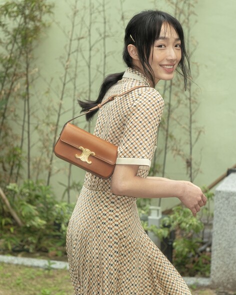 《幻愛》蔡思韵也揹上焦糖啡色Celine Triomphe shoulder bag！她穿上淡黃色系的飄逸長裙再搭