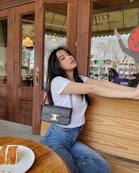 台灣當紅youtuber Crazie Julia以簡單的白T恤配高腰牛仔褲，最後配上Monogram款式的Celine Triomphe