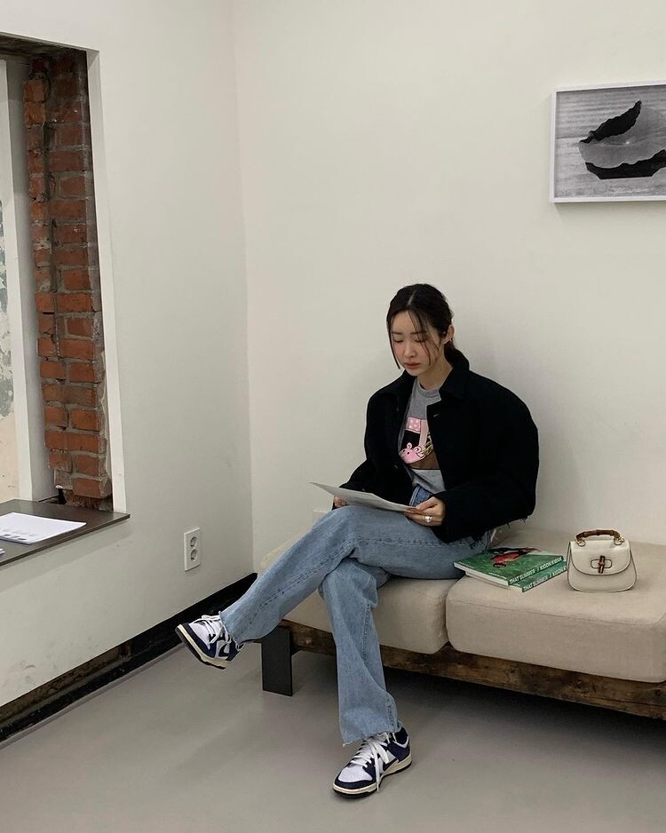 車靜媛很喜歡穿不同款式的圖案T恤，配搭Nike Dunk Low球鞋，