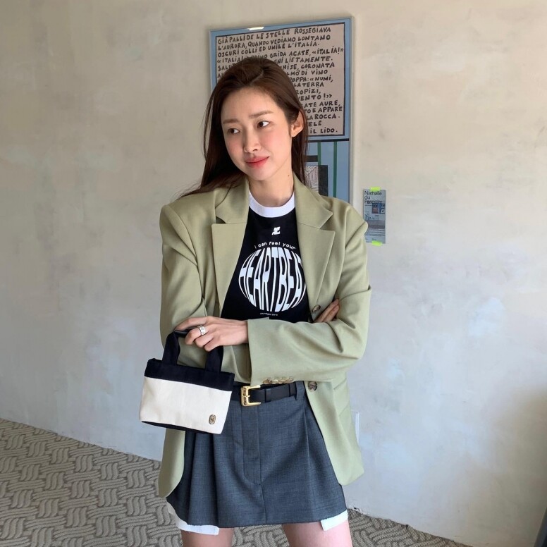 淡綠色西裝外套和西服材質的低腰半截裙的斯文學院風穿搭，內襯帶Y