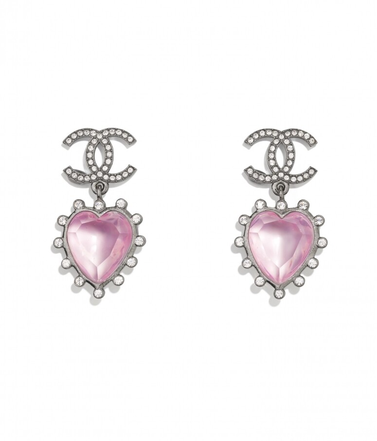 立體切割的粉紅水晶，是耳環的吸睛設計，適合與情人約會時佩戴，增添可