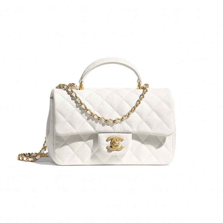 Chanel迷你翻蓋手挽袋，萃取品牌經典菱格紋和「雙C」手袋扣，已是銷售保證；手
