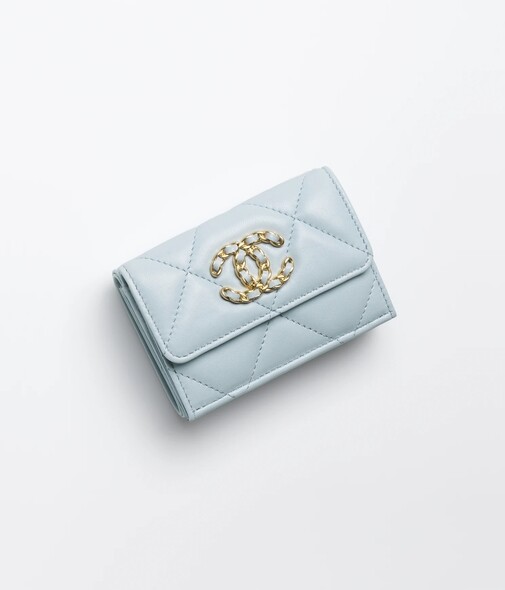 Chanel19系列的垂蓋銀包還有短款，更適合愛使用小手袋的女生們。
