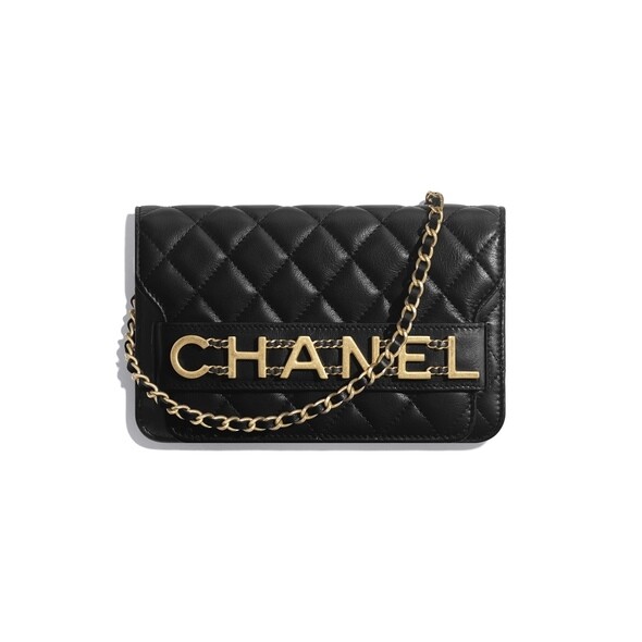 喜歡Chanel就是喜歡品牌不斷破舊立新！將經典鎖扣直接轉換成金屬CHANEL字樣