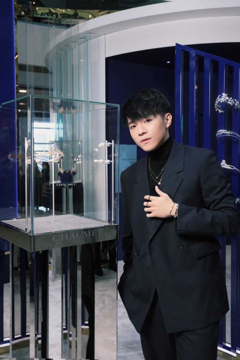 人氣組合Mirror的陳卓賢(Ian)特別偏好簡單設計,當日他就以黑色樽領上衣配 人氣組合Mirror的陳卓賢(Ian)特別偏好簡單設計,當日他就以黑色樽領上衣配