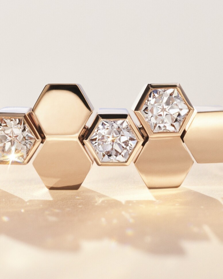 Bee My Love新品不但完美呈現幾何形狀，瑰麗的金屬外更鑲嵌加上以嶄新Taille