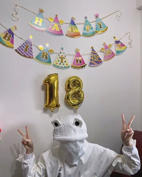 Candy在18歲時，說穿起這件白色青蛙衛衣的是「Reality」的自己；而早前亦曾穿著這