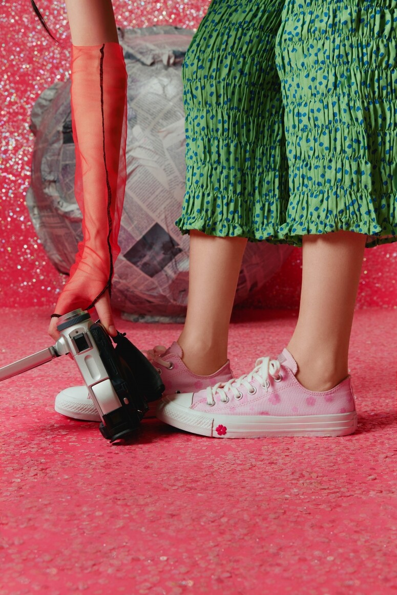 系列包括推出了Chuck70、Chuck Taylor All Star,以及Jack Purcell等鞋款。以粉色櫻花作為主要元 系列包括推出了Chuck70、Chuck Taylor All Star,以及Jack Purcell等鞋款。以粉色櫻花作為主要元