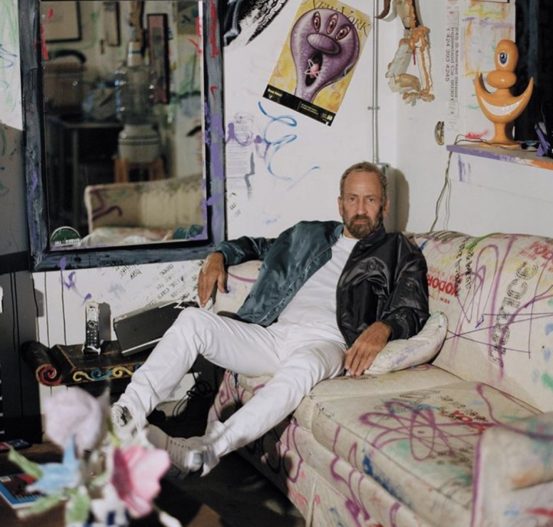 便是超現實流行藝術界的傳奇藝術家Kenny Scharf！綜觀Scharf的作品，向來充滿超現