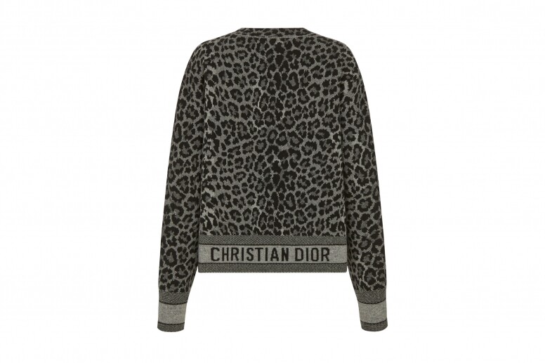 今次豹紋圖案更伸展到一系列成衣及配件。除了Bar Jacket，還有雙面毛線衫，手