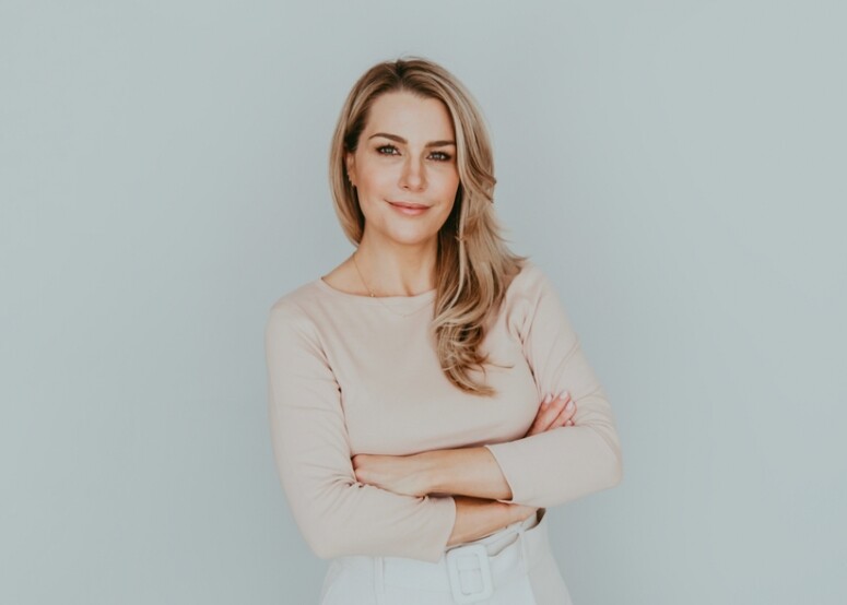 Dr. Shannon Curry的證詞獲得關注，而她本人亦成為起底對象。今年42歲的Dr. Shannon Curry是