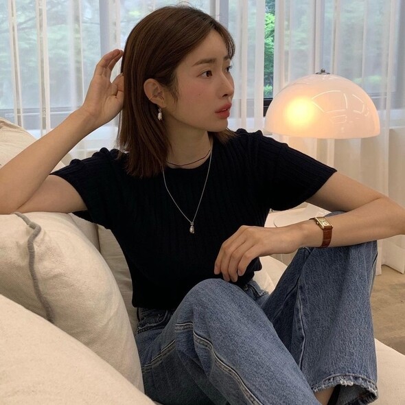 就算只是一件簡單的黑色T恤和牛仔褲,但只要配件搭配得宜,一樣可以 就算只是一件簡單的黑色T恤和牛仔褲,但只要配件搭配得宜,一樣可以