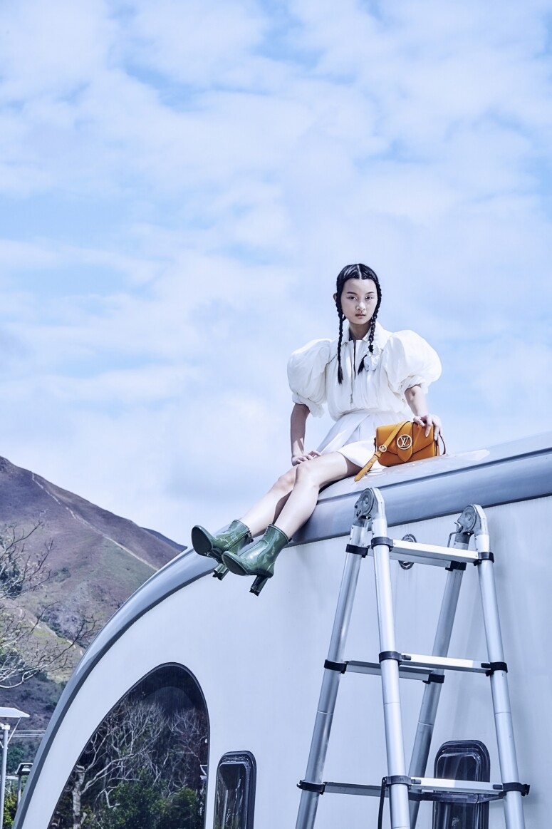 燈籠袖連身裙白花胸針軍綠色短靴橙色皮革手袋All from Louis Vuitton