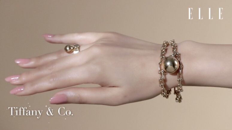 Tiffany & Co. Hard Wear系到自從推出以來一直大受歡迎,這款鎖鏈手鏈與今季的粗鏈 Tiffany & Co. Hard Wear系到自從推出以來一直大受歡迎,這款鎖鏈手鏈與今季的粗鏈