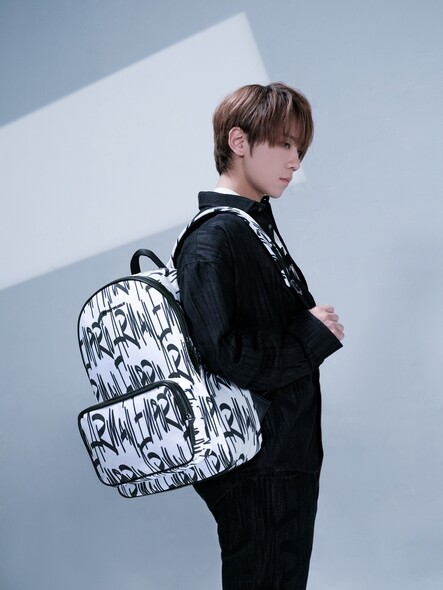 年紀輕輕魅力沒法擋，姜濤正正把Emporio Armani 40周年Logo別注系列穿得活力四射