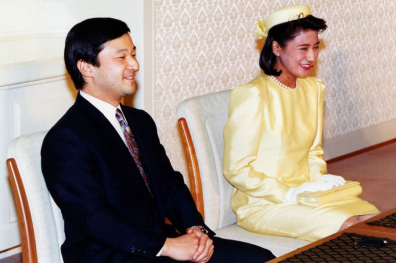 後來，她工作期間又到英國牛津大學進修，並於1990年獲得國際關系學碩士