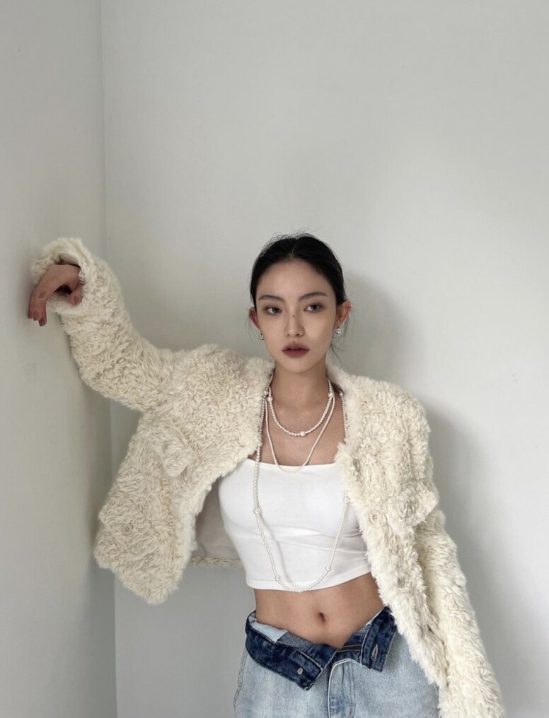 安敏智私下的穿搭走個性風，特別喜歡挑選Chanel Tweed Jacket風格的衣服，不過非Tweed