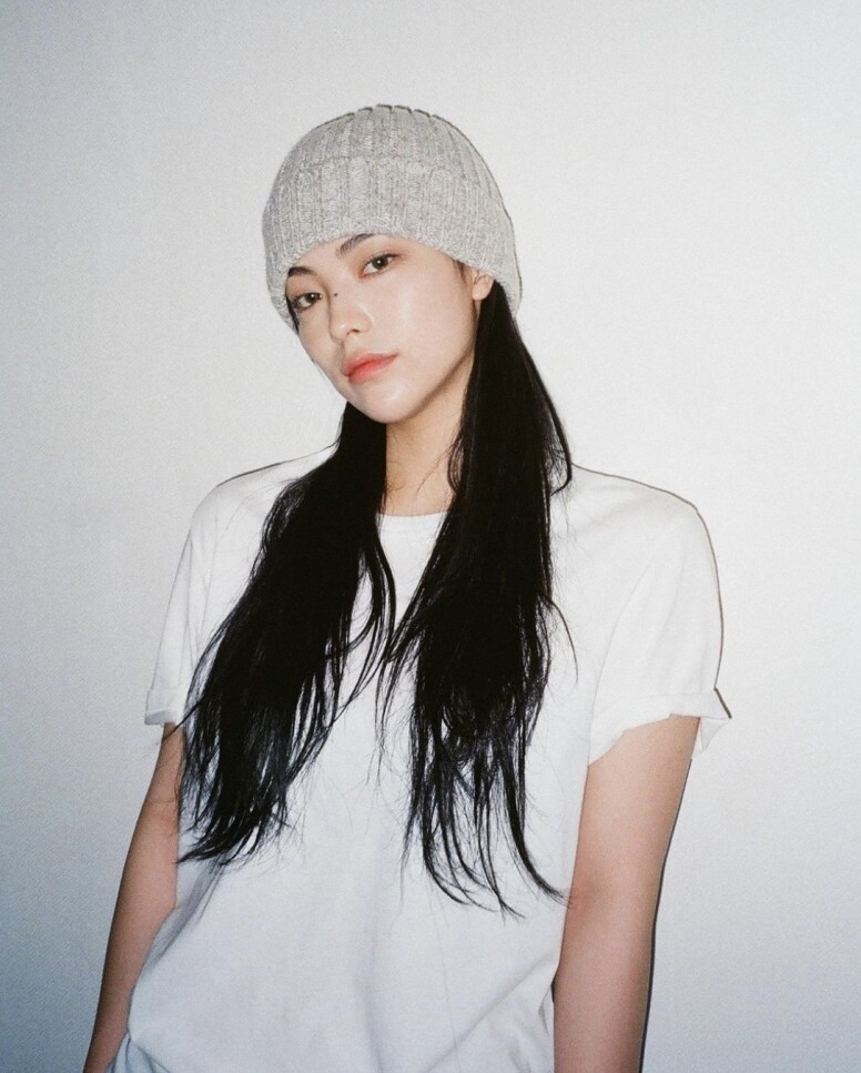 Stylenanda & 3CE 新一代御用Model安敏智，擁有一對天生的野生眉，鼻樑上的「美人痣」更