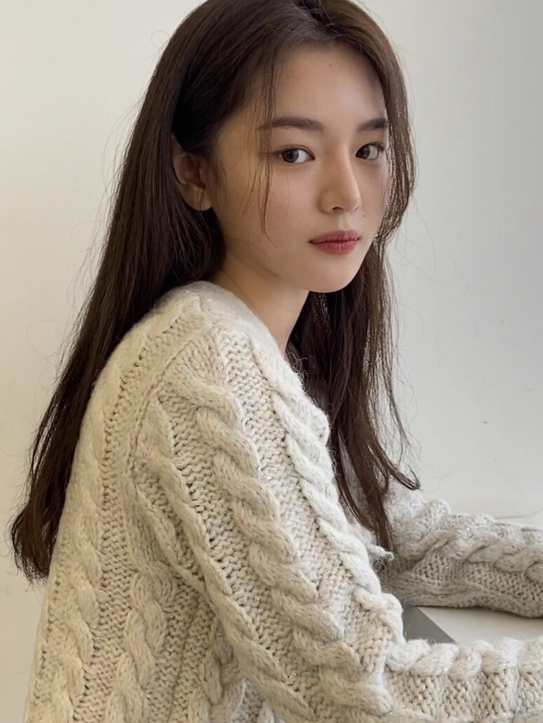 車珠英也是喜愛穿針織上衣，不過走知性路線的她，就傾向選奶油色向和