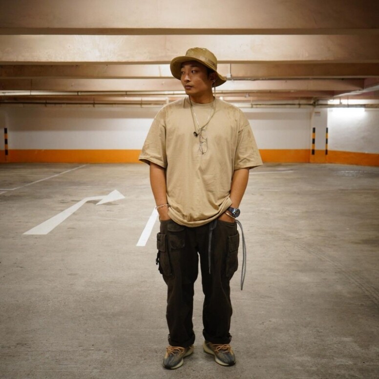 不同款式的帽子是Dee Gor是日常配搭中的必備單品之一，酒紅色「賊仔帽」和