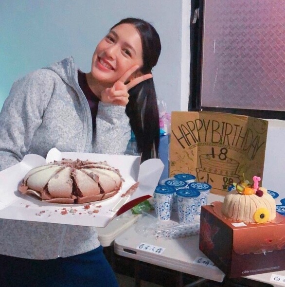 擁有混血五官的劉奕兒穿衣像外國女生般隨性，一件平凡至極的開胸連
