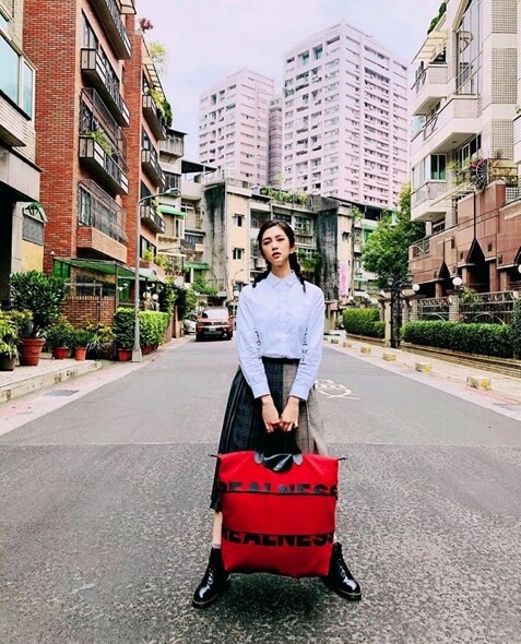 劉奕兒的私服非常貼地，一件白恤衫、格紋中長度傘裙、軍風短靴，散發舒服