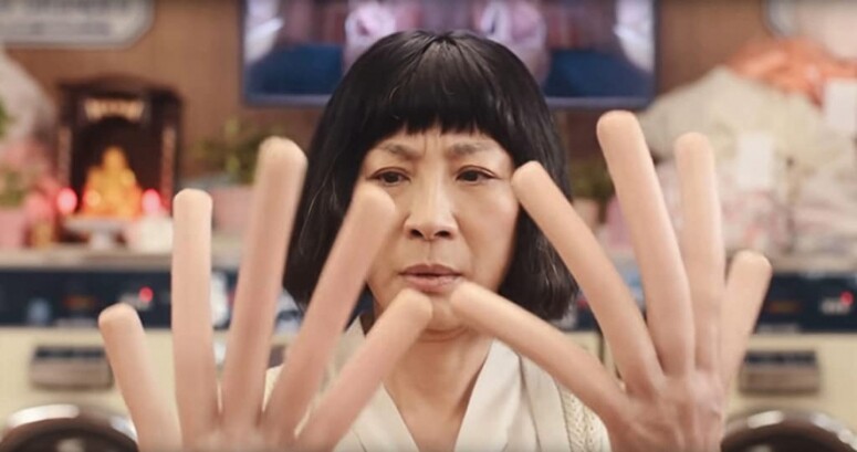 另一個平行宇宙的外星人Evelyn，身穿灰色套裝，擁有一雙仿如香腸的手，兼具