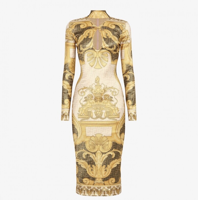 她穿上Fendace Multicolour Jersey Dress出席活動，中空和裙尾的開叉設計為她加添幾分輕熟氣