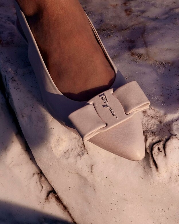 Viva從Ferragamo最經典的Vara蝴蝶結衍伸而來。Vara蝴蝶結最早由創辦人的長女Fiamma Ferragamo Viva從Ferragamo最經典的Vara蝴蝶結衍伸而來。Vara蝴蝶結最早由創辦人的長女Fiamma Ferragamo