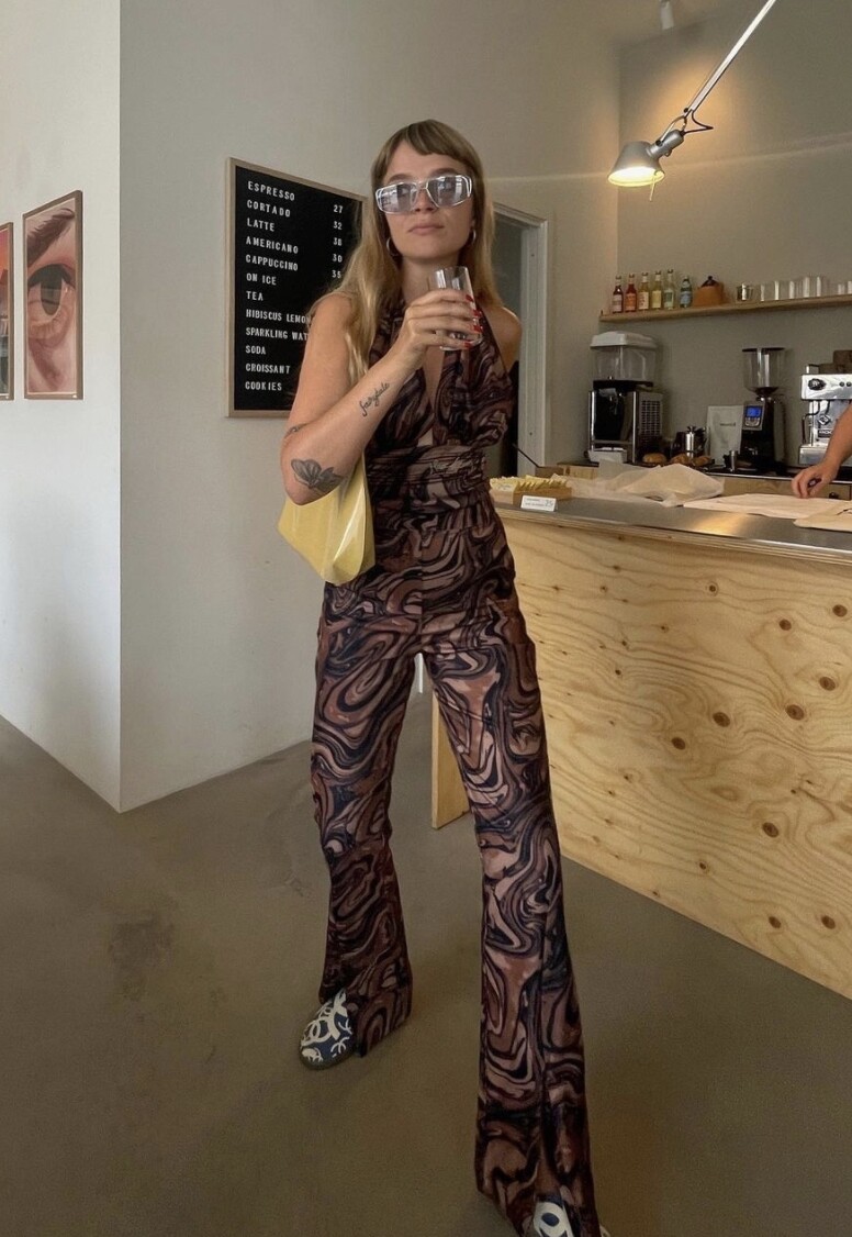 如果沒有頭緒喇叭褲該如何襯搭的話，不妨入手一套無論廓型或紋理都
