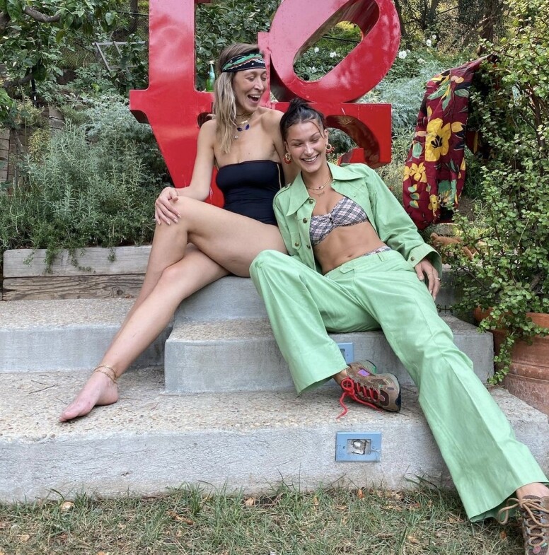 身為超模IT girl的Bella Hadid已經完美示範大膽色調的喇叭褲應如何襯搭，就是