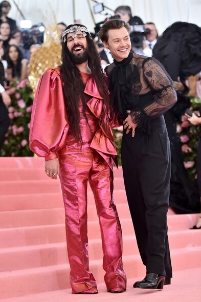 Gucci創作總監Alessandro Michele和Harry Styles於2019年Met Gala一起行紅地氈。 Gucci創作總監Alessandro Michele和Harry Styles於2019年Met Gala一起行紅地氈。