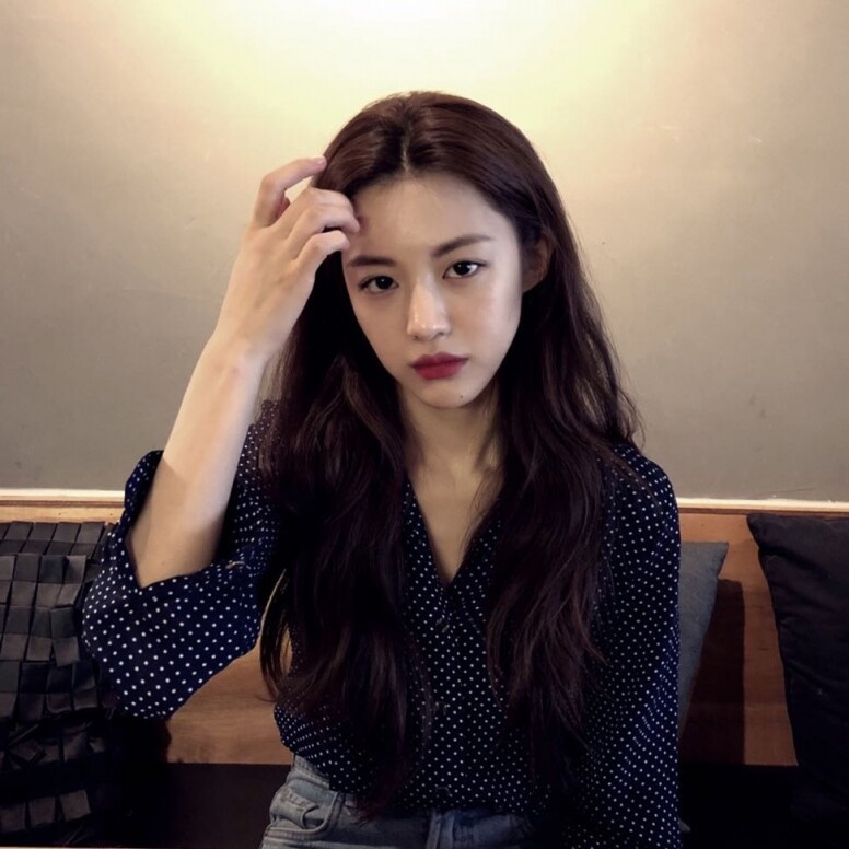 高允貞憑脫俗出塵的氣質外形,成為硬照女模,在出道前早就被以報導大 高允貞憑脫俗出塵的氣質外形,成為硬照女模,在出道前早就被以報導大