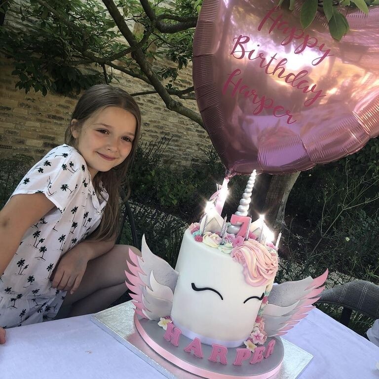 哈七穿著棕梠樹圖案的夏日裙裝慶祝生日，依然留著一頭長髮的她，除了