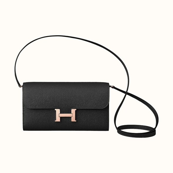 值得注意的是，這次除了過往經典的金色和銀色鎖釦外，Hermès Constance Long To Go系