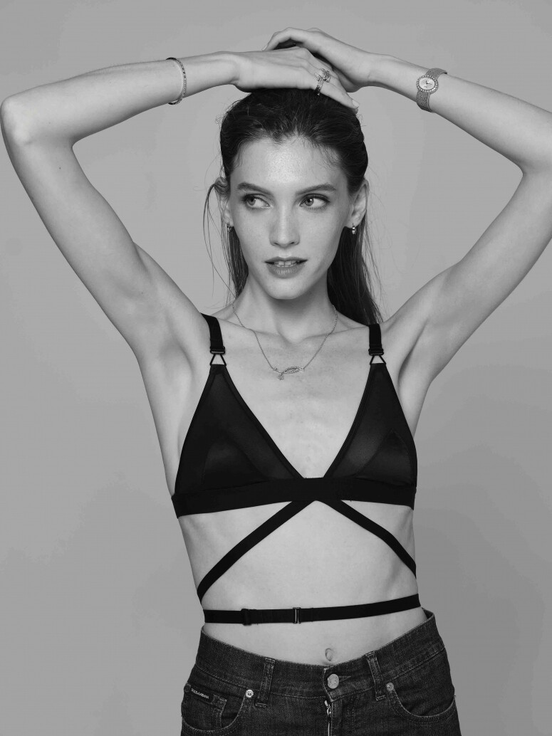 綁帶胸衣 Raven+Rose Lingerie牛仔褲 Dolce & Gabbana18K白金鑽石耳環 Chaumet18K白金及黃金鑽石 綁帶胸衣 Raven+Rose Lingerie牛仔褲 Dolce & Gabbana18K白金鑽石耳環 Chaumet18K白金及黃金鑽石
