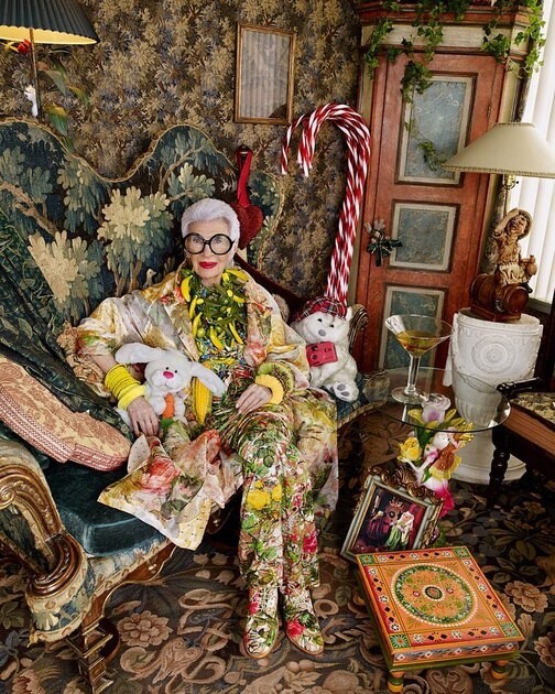 Iris Apfel認為‭  ‬“Life‭ ‬is grey and dull‭;‬so you might as well have a little fun when you dress”‭ ‬人生苦短，何不穿得好