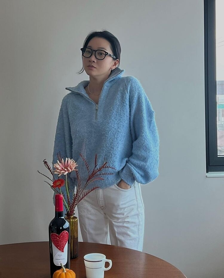 感覺慵懶或懶得打扮時，不妨參考張允柱穿上拉鏈領口針織冷衫配長褲